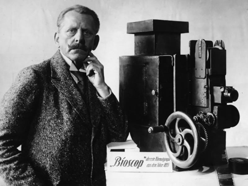 Max Skladonowsky next to his Bioscop, 1933